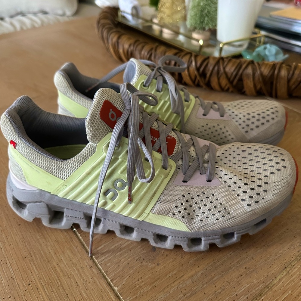 On Women’s Cloudswift running tennis shoes. Size 8.5.